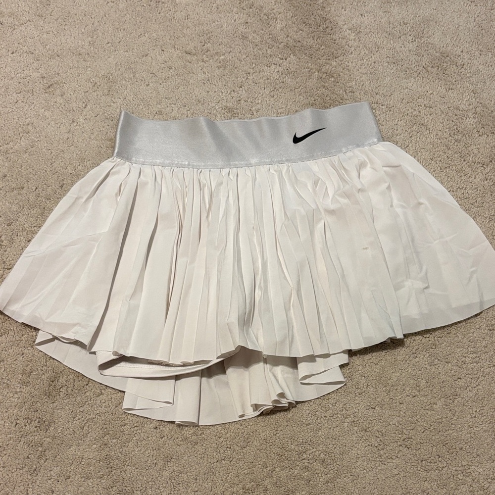 Nike Women's Silver and White Pleated Mini Skirt